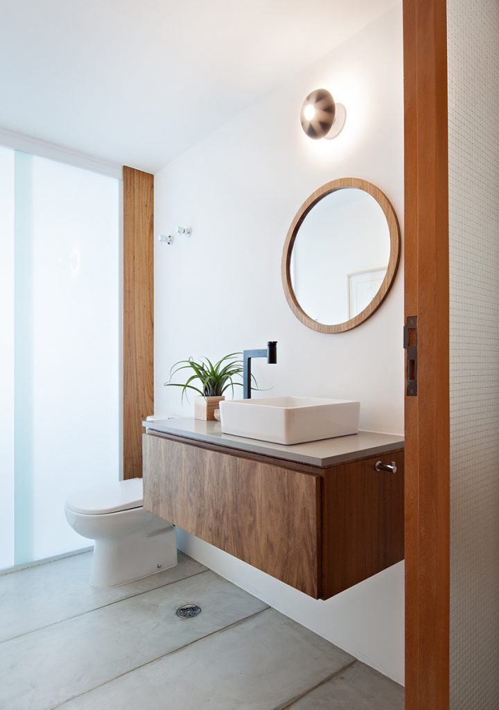 Apartamento Harmonia | sensação de casa | ODVO arquitetura e urbanismo | Lavabo com iluminação natural e piso de cimento queimado