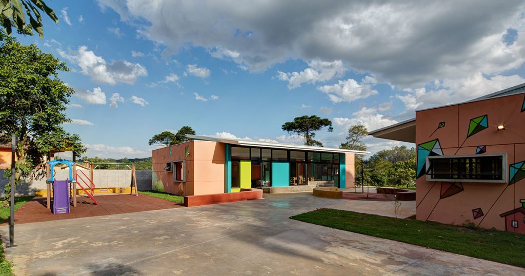 Casa Lar - Centro Educacional | ambiente familiar | ODVO arquitetura e urbanismo | Quadra e área de recreação junto as casas Lar