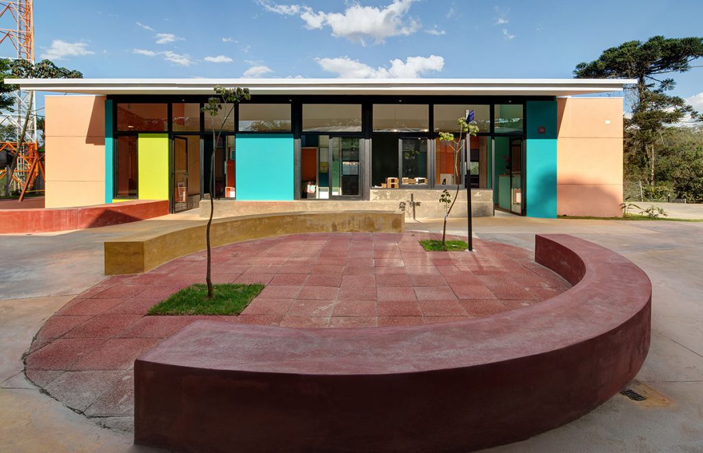 Casa Lar - Centro Educacional | ambiente familiar | ODVO arquitetura e urbanismo | Banco na praça entre as casas