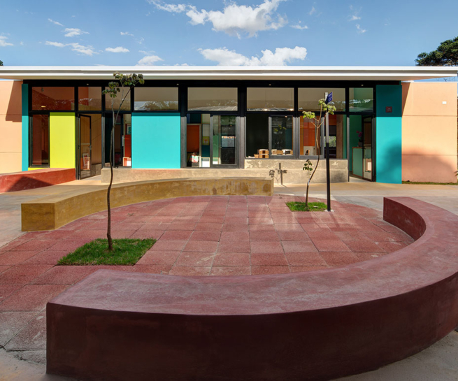 Casa Lar - Centro Educacional | ambiente familiar | ODVO arquitetura e urbanismo | Banco na praça entre as casas