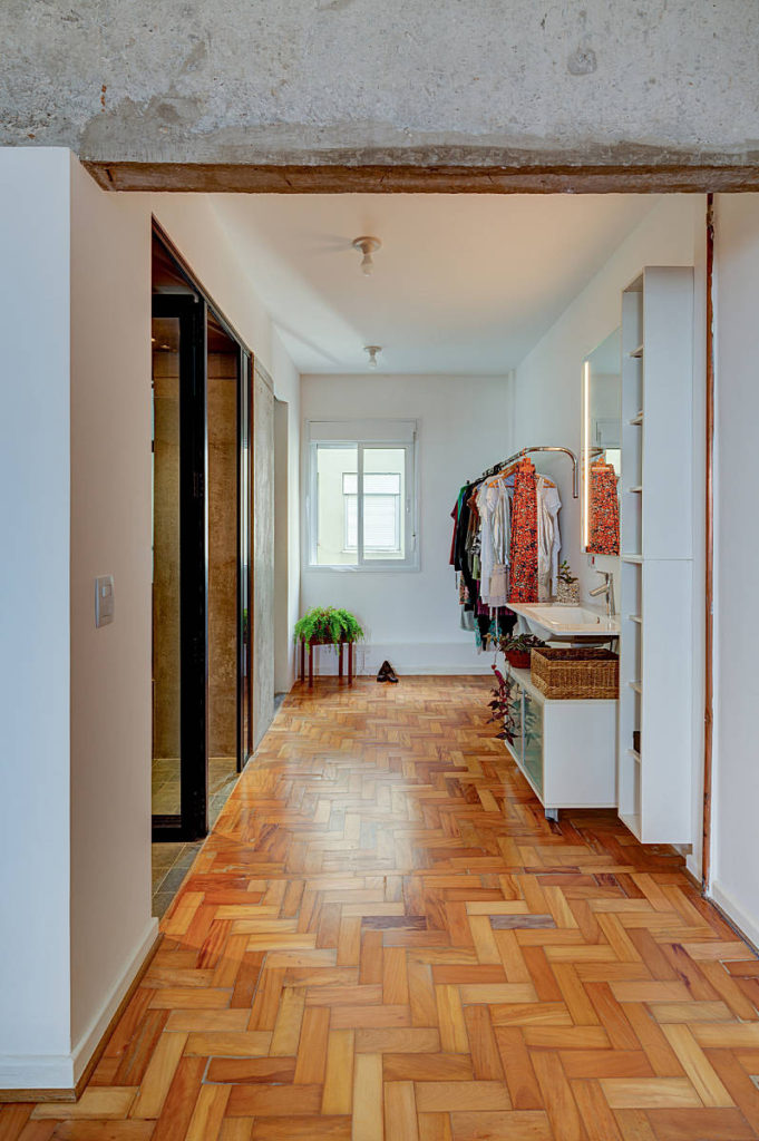 Apartamento Kusuki | busca por espaços amplos | ODVO arquitetura | Closet integrado ao banheiro