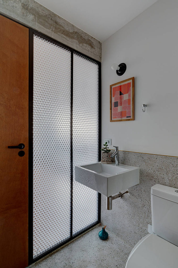 Apartamento Kusuki | busca por espaços amplos | ODVO arquitetura | Lavabo com iluminação em pollicarbonato