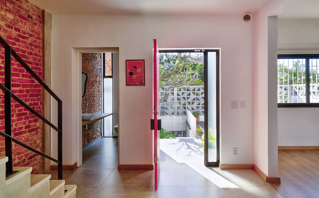 Casa Delfino | reforma de uma casa urbana | ODVO arquitetura | Hall de entrada e lavabo