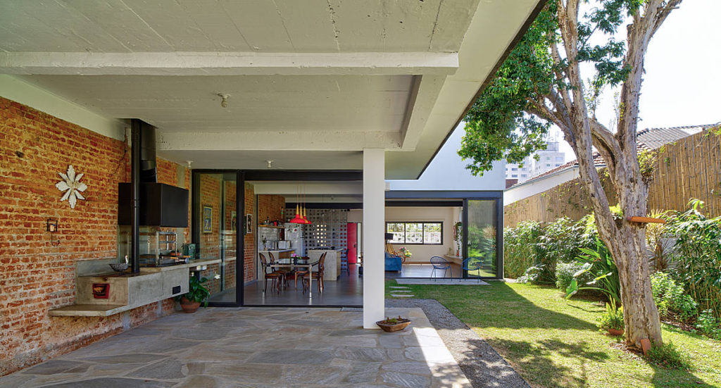 Casa Delfino | reforma de uma casa urbana | ODVO arquitetura | Integração com o jardim, churrasqueira e área gourmet