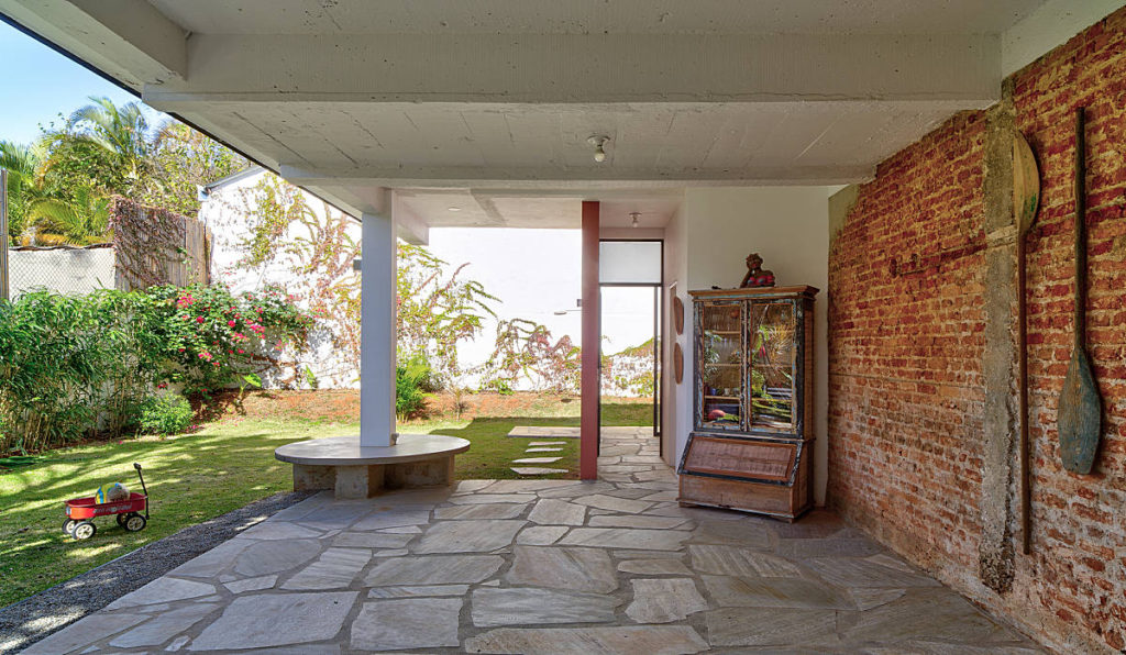 Casa Delfino | reforma de uma casa urbana | ODVO arquitetura | Integração com o jardim e piso em pedra natural