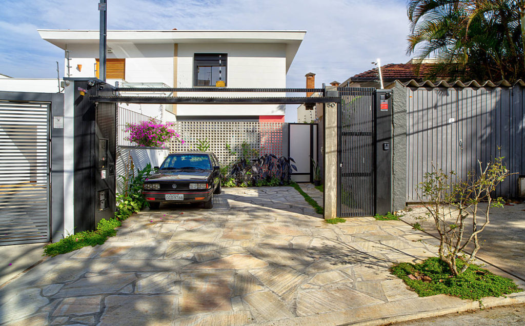 Casa Inhatium | ampla reforma de um imóvel urbano | ODVO arquitetura | Frente e garagem