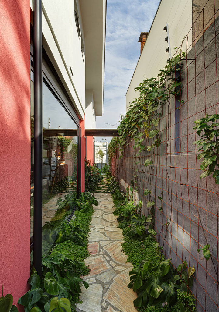 Casa Inhatium | ampla reforma de um imóvel urbano | ODVO arquitetura | Entrada jardim recuo lateral