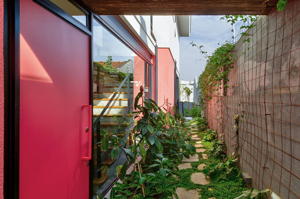 Casa Inhatium | ampla reforma de um imóvel urbano | ODVO arquitetura | Entrada jardim recuo lateral