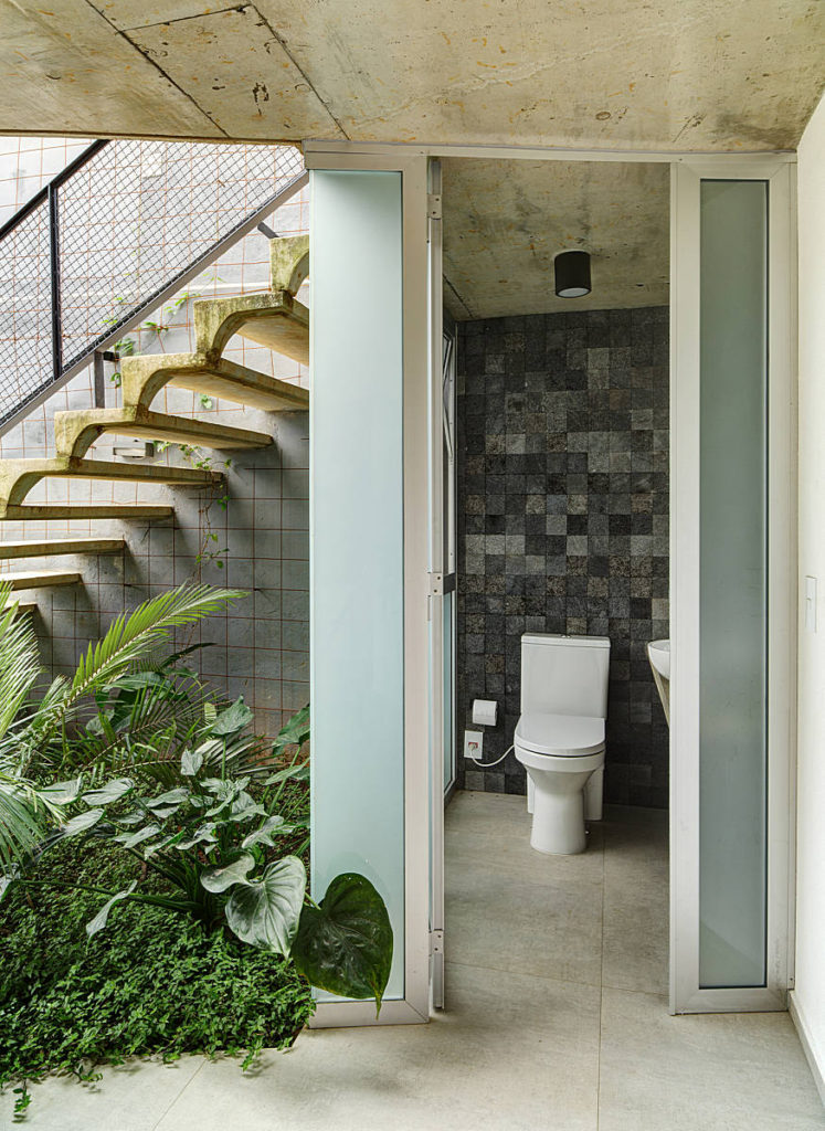 Casa Inhatium | ampla reforma de um imóvel urbano | ODVO arquitetura | Escada externa e lavabo