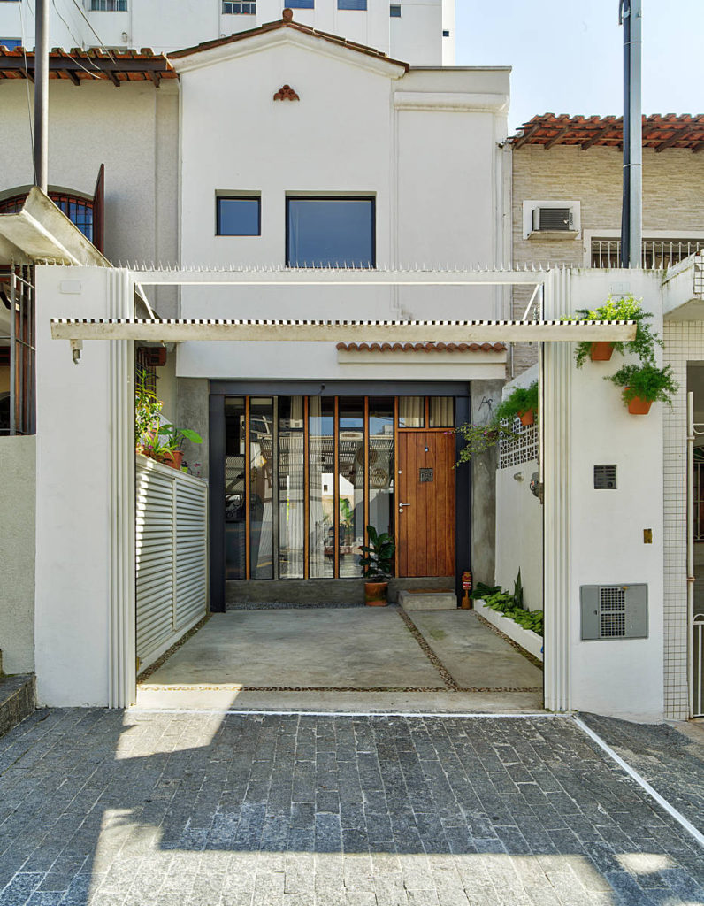 Casa Miranda | pequena e antiga casa urbana | ODVO arquitetura | Fachada e garagem