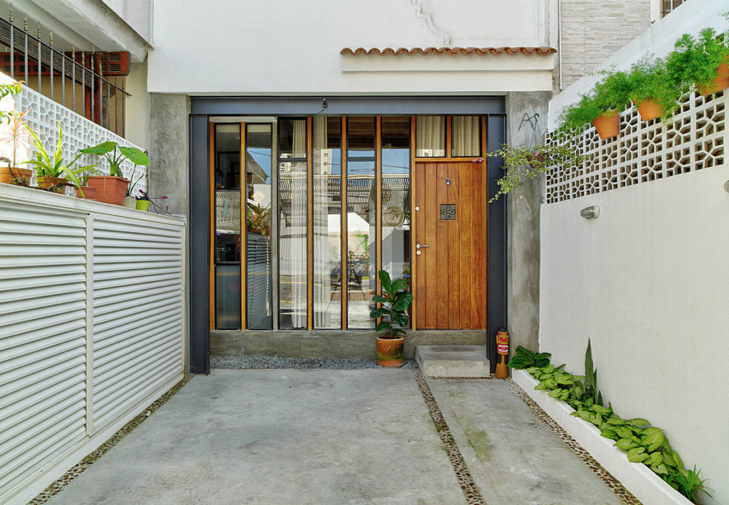 Casa Miranda | pequena e antiga casa urbana | ODVO arquitetura | Acesse e porta principal e garagem