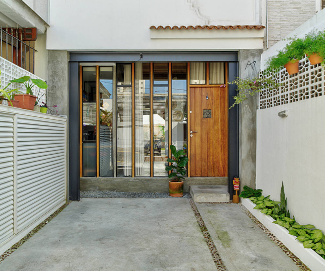 Casa Miranda | pequena e antiga casa urbana | ODVO arquitetura | Acesse e porta principal e garagem